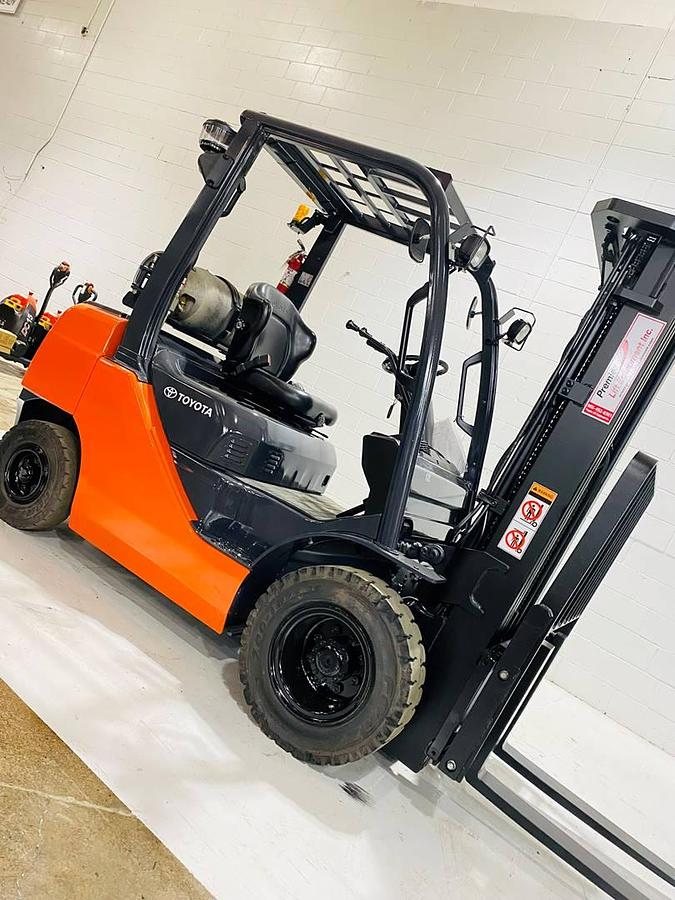 Side view of 2022Toyota 50-8FGU25 LP forklift with 42” forks and solid pneumatic tires – CSA certified unit in Brampton ON
