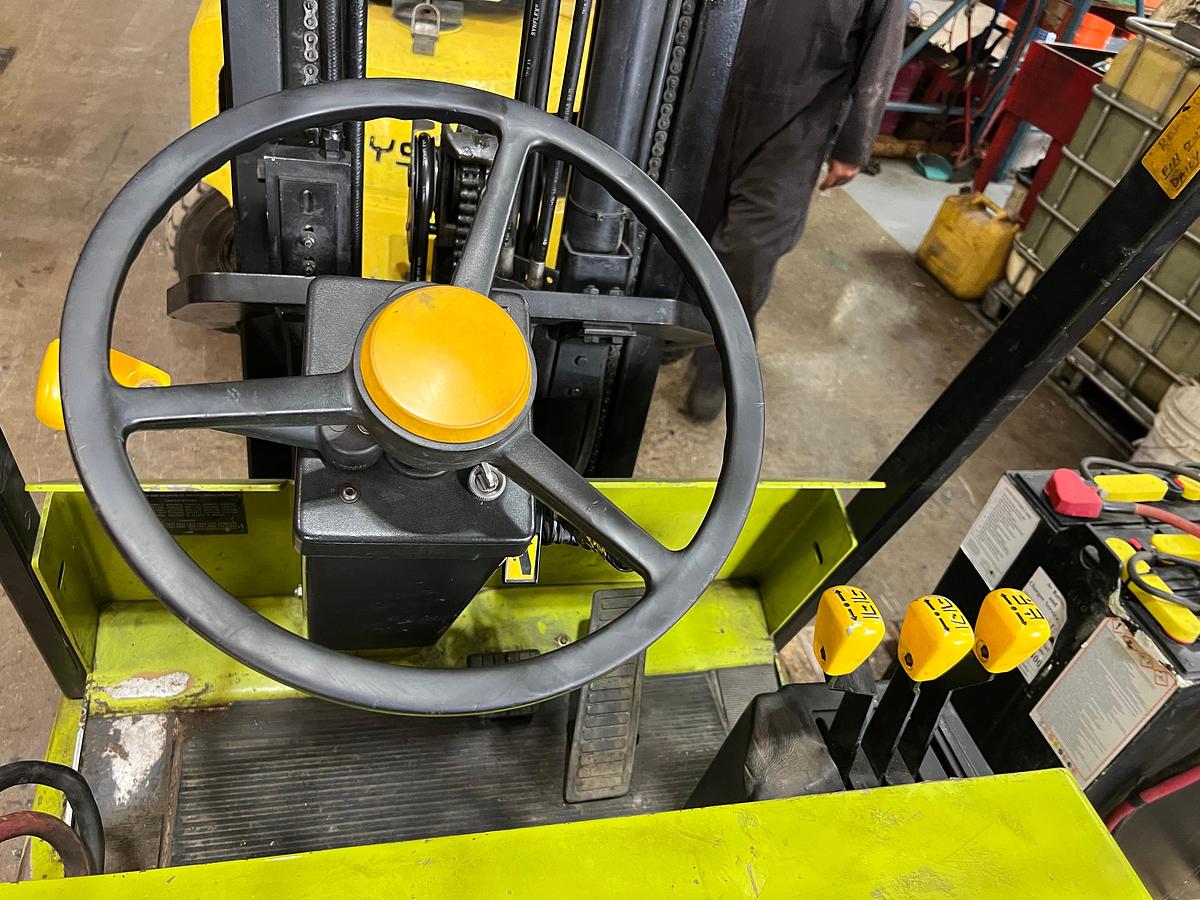 Clark TM20 – hydraulic control levers – side shift equipped – CSA certified electric forklift – Brampton ON