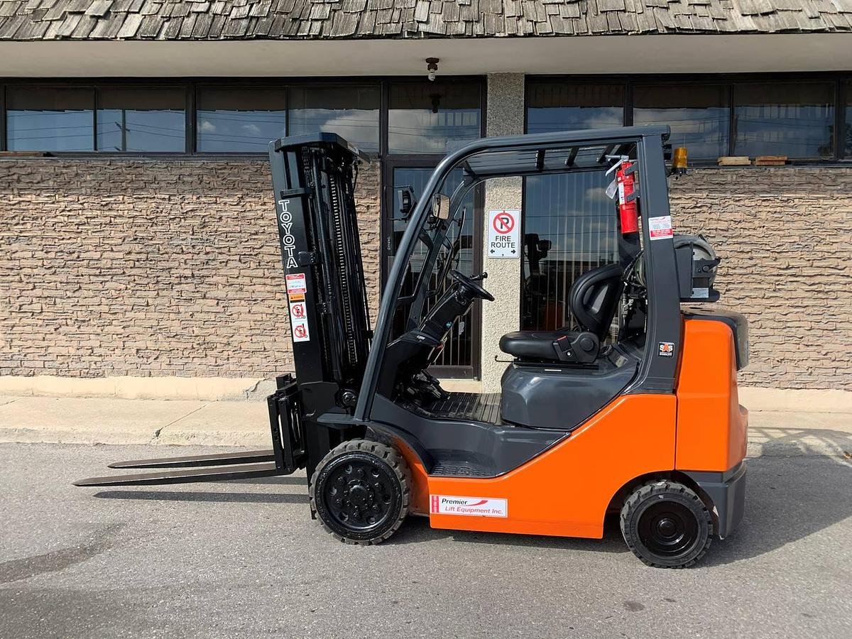 2018 Toyota 8FGCU25 CSA propane forklift Brampton 5000 lb 189” triple mast side shift cushion tires clamp-ready UL/EE fire-safe export-certified