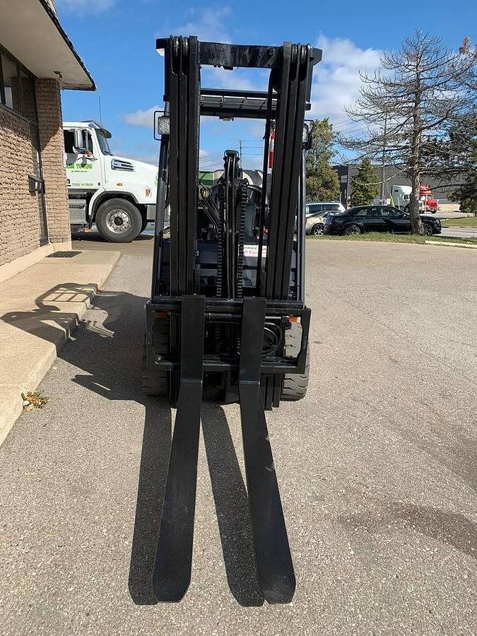 Toyota 8FGCU25 – direct front view – 42” forks, triple mast, and side shift carriage – CSA-certified propane forklift – Brampton ON