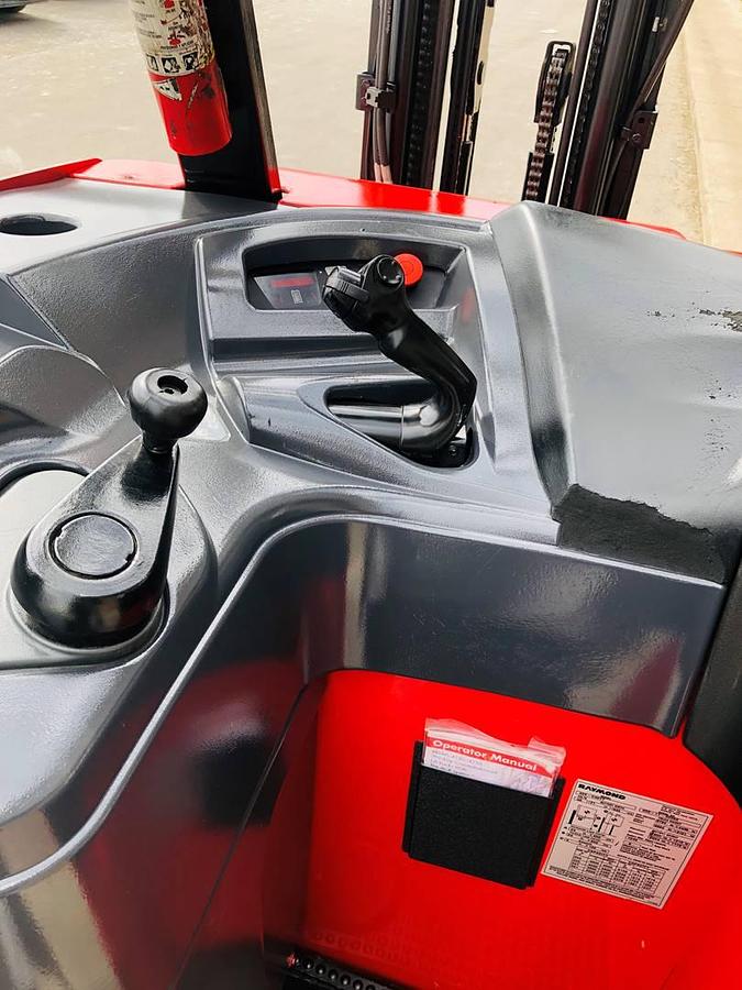 Raymond 425-C35QM – operator station view – side-stance platform with touchscreen diagnostics – CSA/MOL certified electric docker – Brampton ON