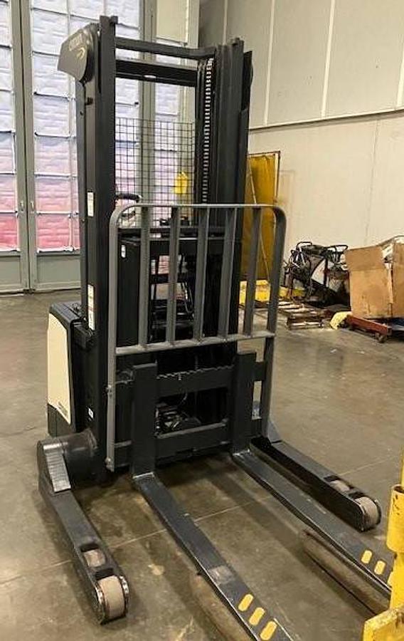 Front angled view showing mast rails and fork tips