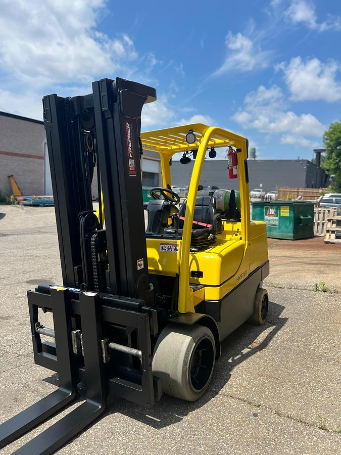 Hyster S120FT – angled front view – triple mast, cushion tires, and propane chassis – CSA-certified propane forklift – Brampton ON