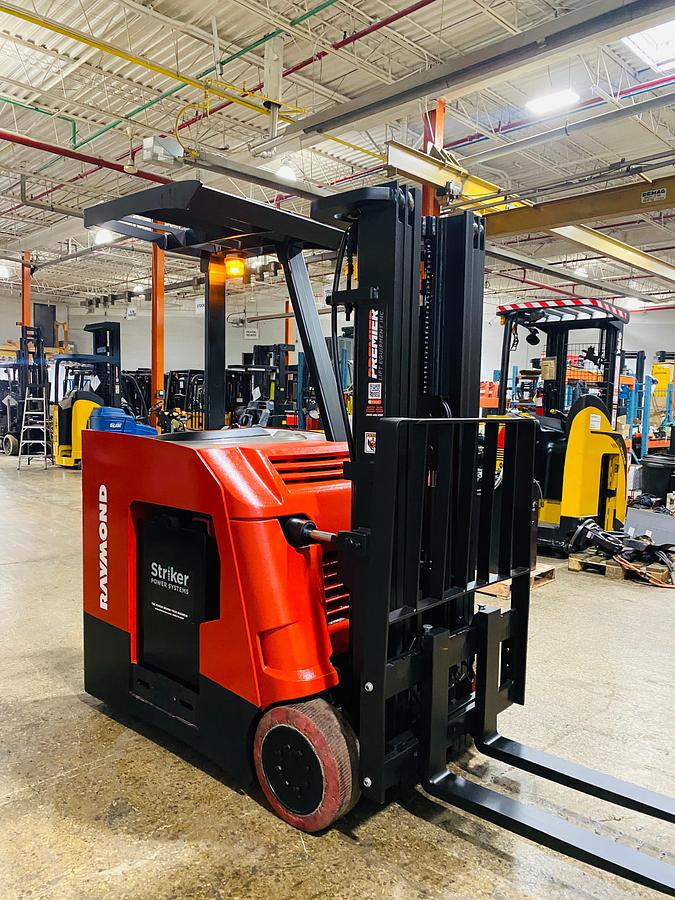 Raymond 425-C35TT – angled front mast view – triple-stage mast and compact chassis – CSA/MOL certified stand-up counterbalance forklift – Brampton ON