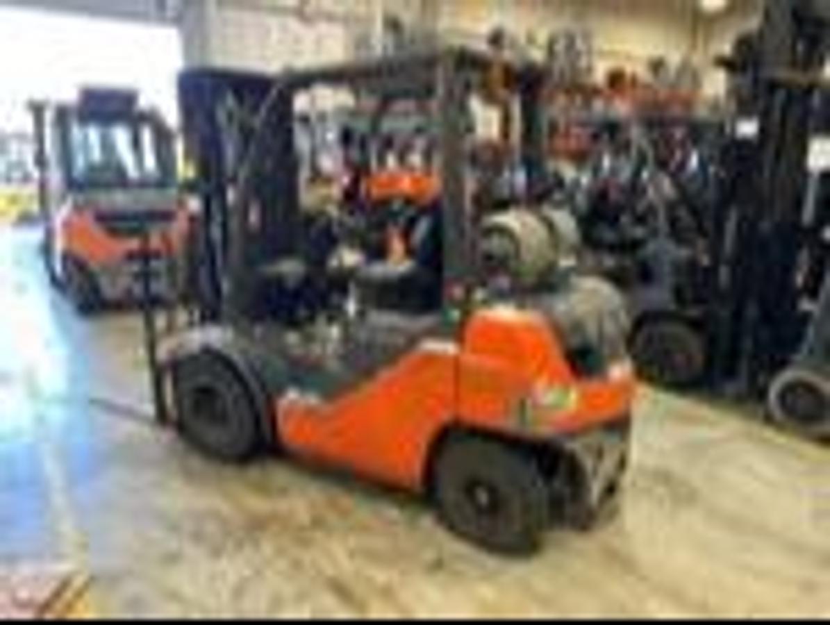 Toyota 8FGU20 – passenger-side front angle – mast, forks, and non-marking pneumatic tires – CSA-certified propane forklift – Brampton ON