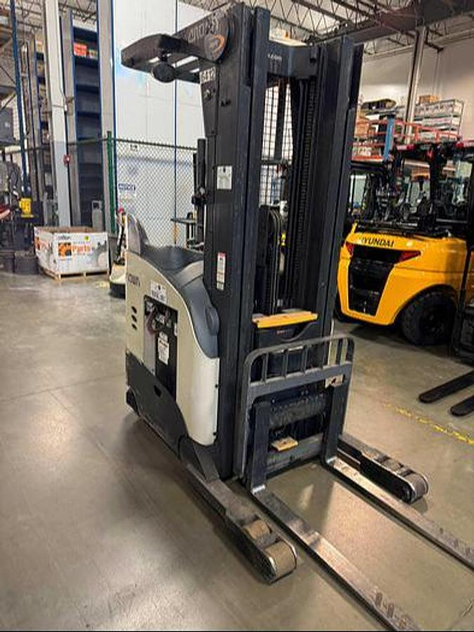 Crown RR5725-45 CSA reach truck Brampton 4500 lb 210” lift |