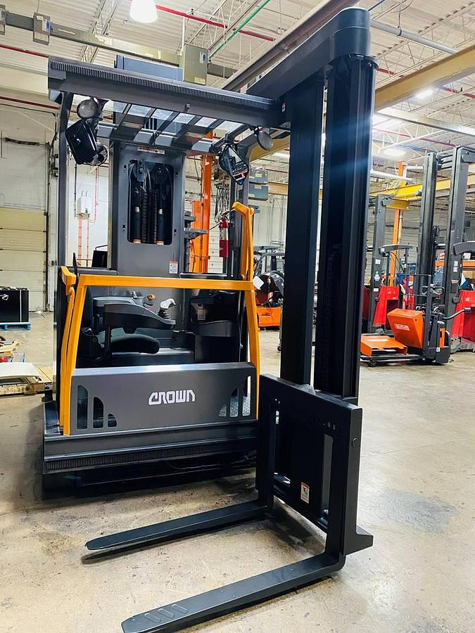 Crown TSP6500-33 – front view – swing-reach turret carriage and man-up operator cab – telescopic mast 327” – CSA certified turret forklift – Brampton ON