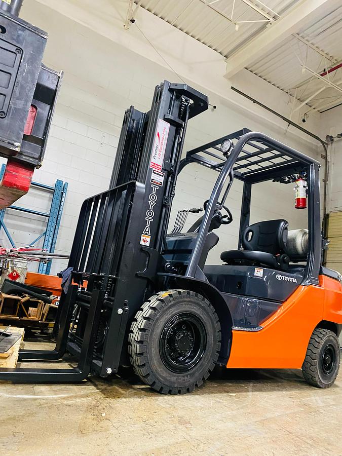 Toyota 8FGU25 – close side view – solid pneumatic tire tread, mast channel, and propane tank bracket – CSA-certified LPG forklift – Brampton ON