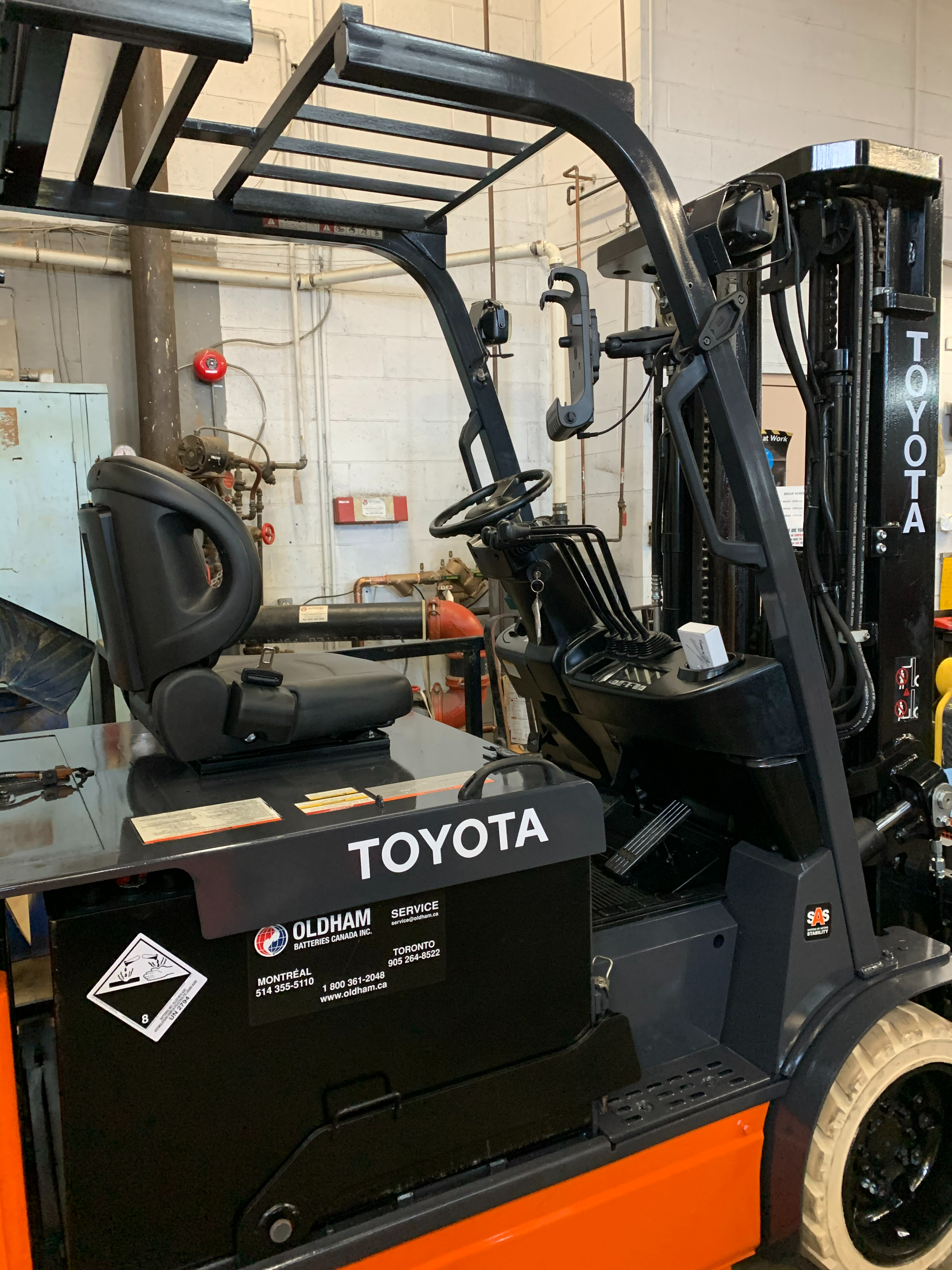 Toyota 8FBCU32 electric forklift — close‑up right side chassis and mast