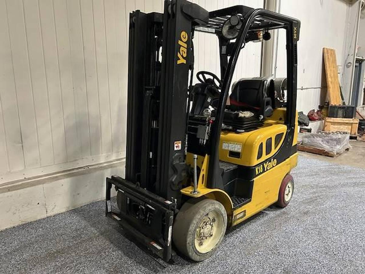 Yale GLC050VX – front angle from opposite side – forks, carriage, and cushion tires – CSA-certified LPG forklift – Brampton ON