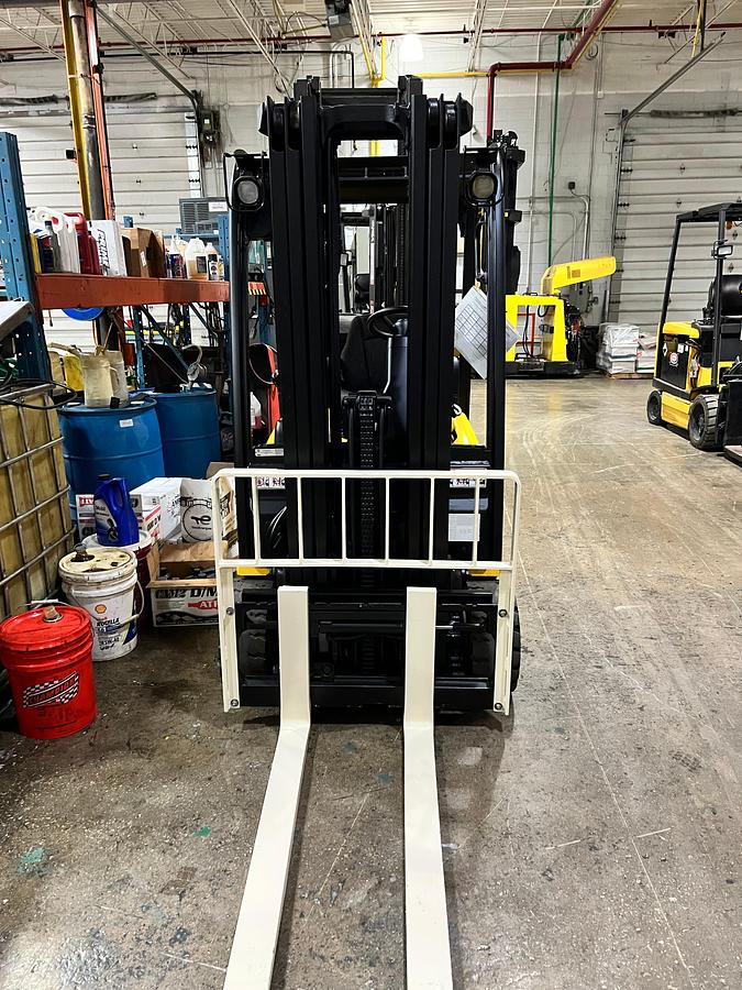 Front mast view showing 3-stage mast and carriage