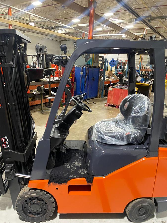 Toyota 8FGCU18 – close-up of side panel – propane tank bracket, safety decals, and chassis detail – CSA-certified LPG forklift – Brampton ON