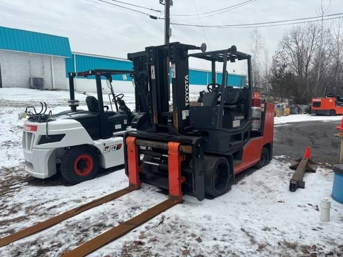 Opposite front angle view of 2019 Toyota THD3000-24 propane forklift showing dual cushion tires, mast carriage, propane tank bracket, and CSA-certified chassis – unit staged in Brampton ON