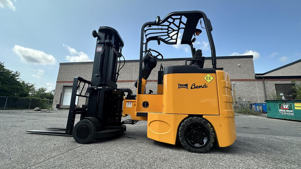 Bendi B30/42AC – opposite side profile – mast articulation, operator cab, cushion tires – CSA/MOL certified VNA forklift – Brampton ON