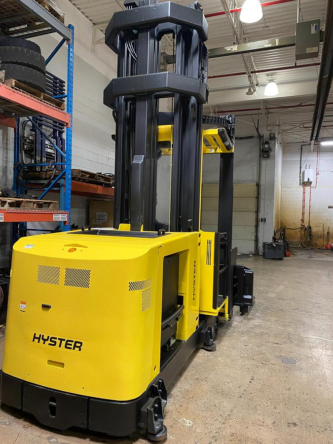 Hyster V30ZMU – passenger-side rear angle – counterweight, cushion tires, and turret mast – CSA-certified electric forklift – Brampton ON