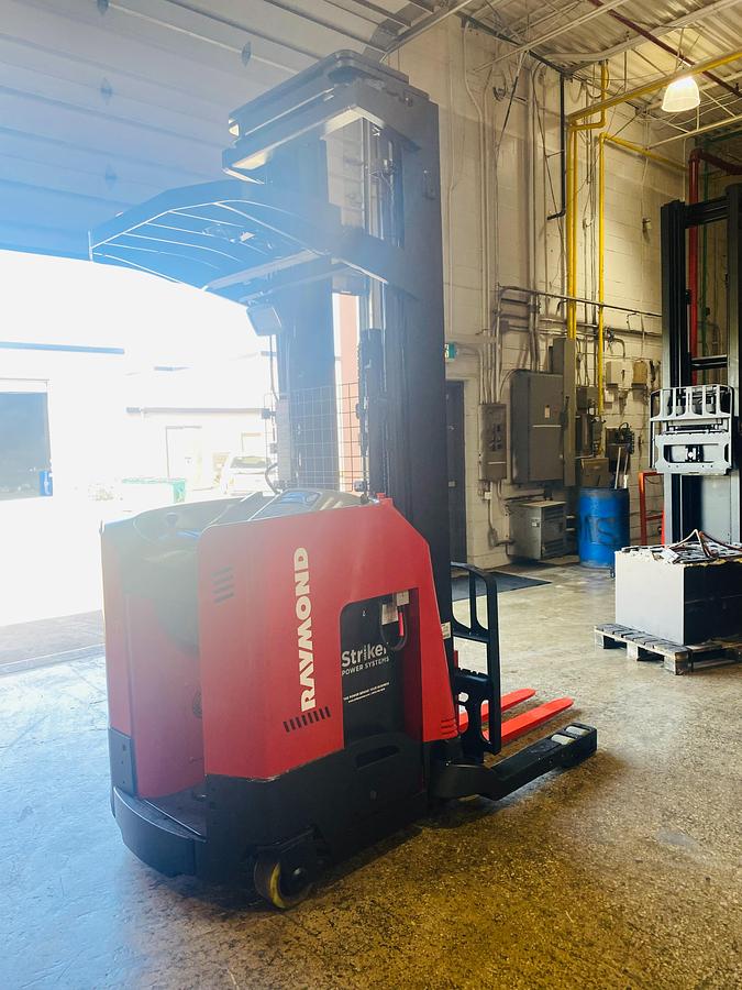 Opposite side view of Raymond 750-R45TT showing mast, baseleg opening, and operator platform – CSA certified reach truck for narrow aisle us