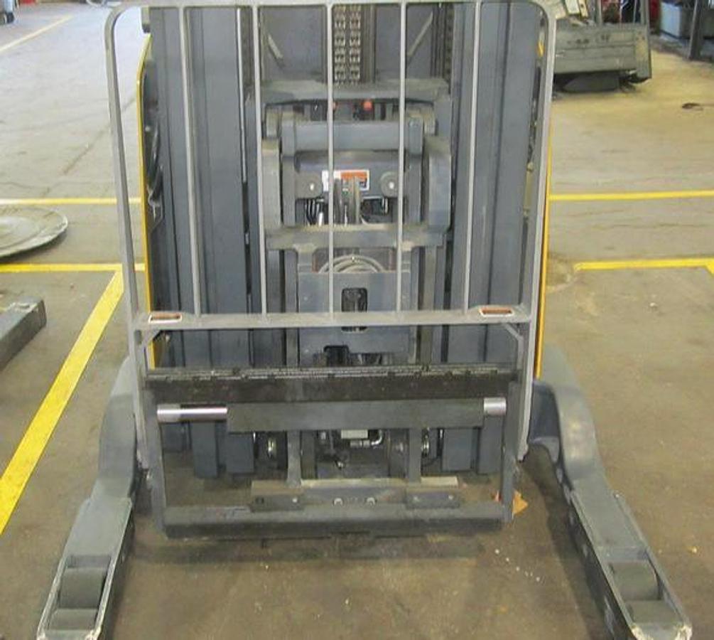 Front mast view showing 3-stage mast and fork tips