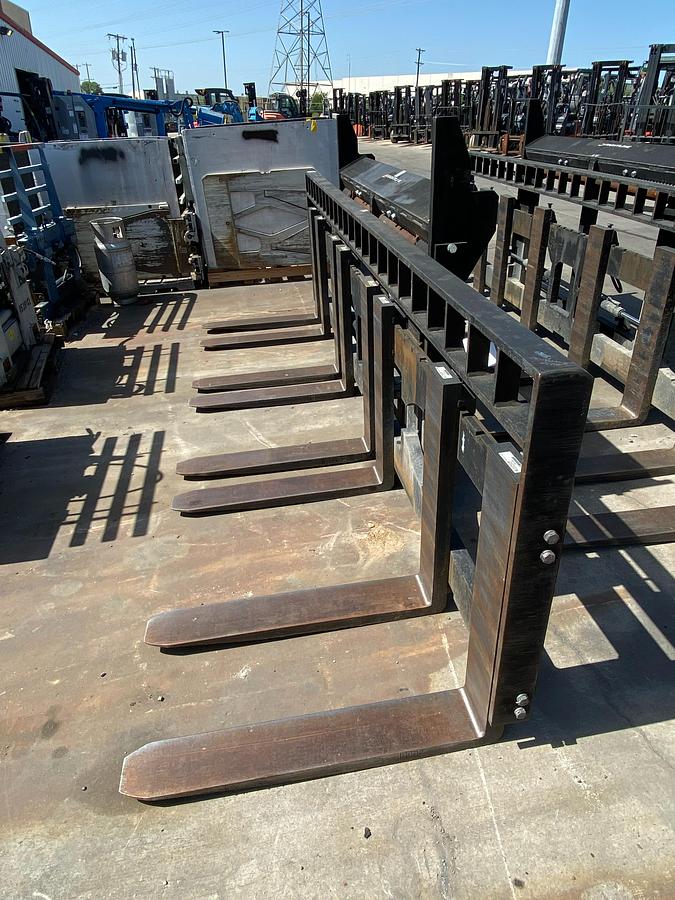 14 ft wide hang-on forklift carriage with multi-fork configuration – clamp-ready attachment for Toyota 8FD70U, CSA inspected