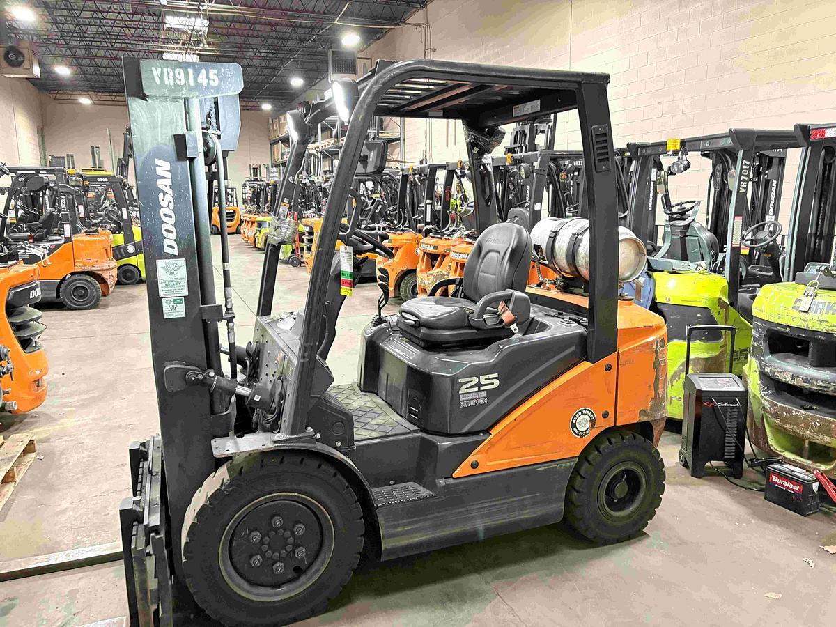 Side view of 2021 Doosan G25N‑7 5,000 lb pneumatic tire LPG forklift with 86/189 TSU mast and side‑shift