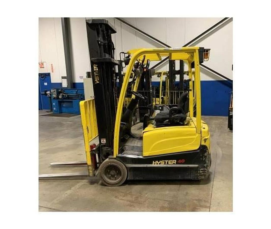 Hyster J40XNT – full driver-side profile – triple mast, cushion tires, and operator compartment – CSA-certified electric forklift – Brampton ON