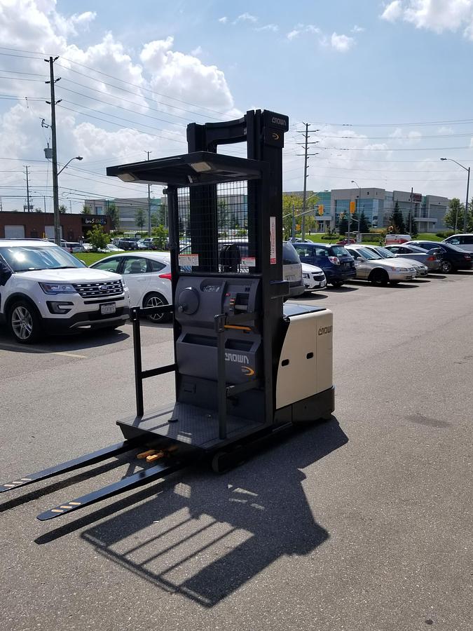 Freezer‑ready Crown SP3520‑30 WG order picker with 3,000 lb capacity and CSA certification