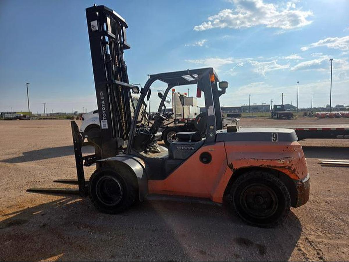 2018 Toyota 8FD80U CSA diesel forklift Brampton 17500 lb fork positioner pneumatic tires fire extinguisher mount export ready MOL compliant