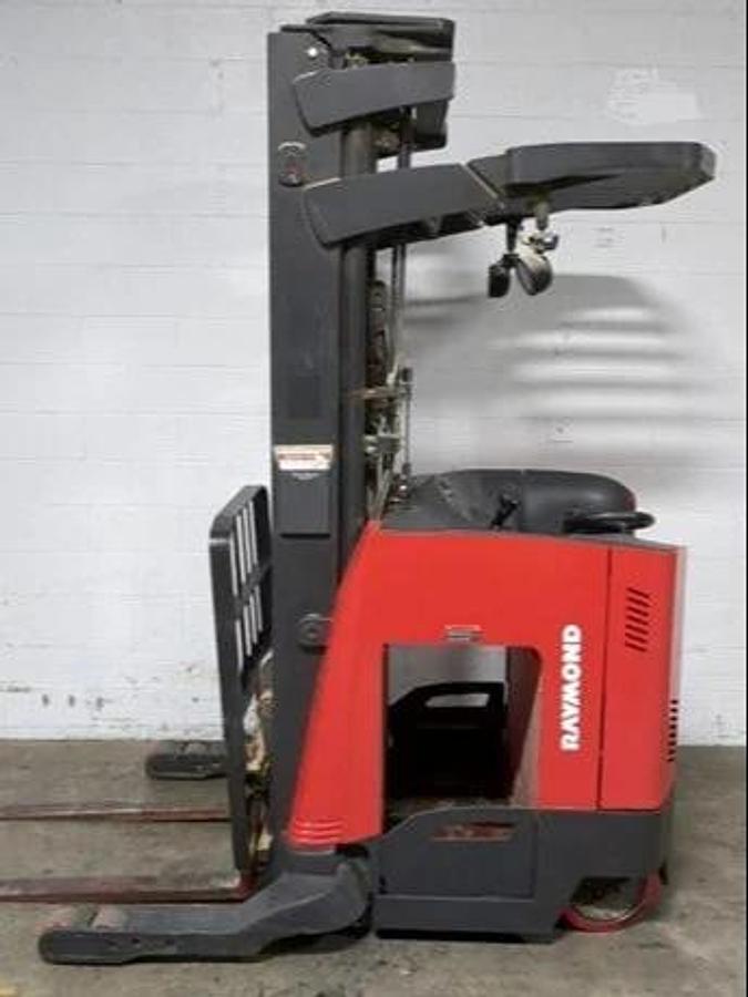 Raymond 750-R35TT – full side profile – mast, chassis, and battery compartment – CSA certified narrow aisle reach truck – Brampton ON