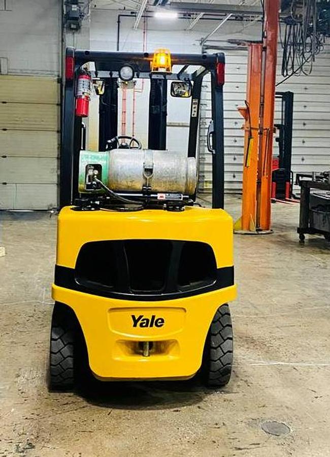 Yale GLP050MX – direct rear view – counterweight, LP safety decals, and solid pneumatic tires – CSA-certified propane forklift – Brampton ON