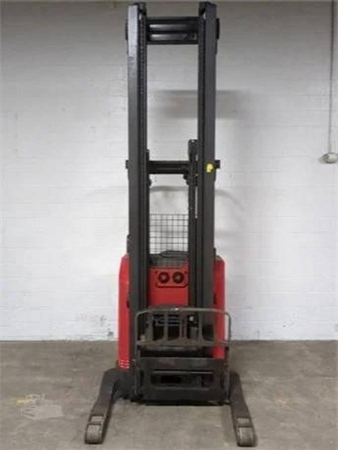 Front  view showing mast rails and 42” fork tips