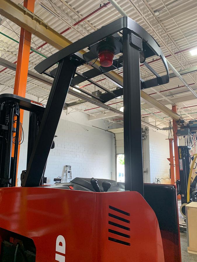Raymond 425-C50TT – side profile showing overhead guard and mast – spark-protected frame – CSA certified electric forklift – Brampton ON