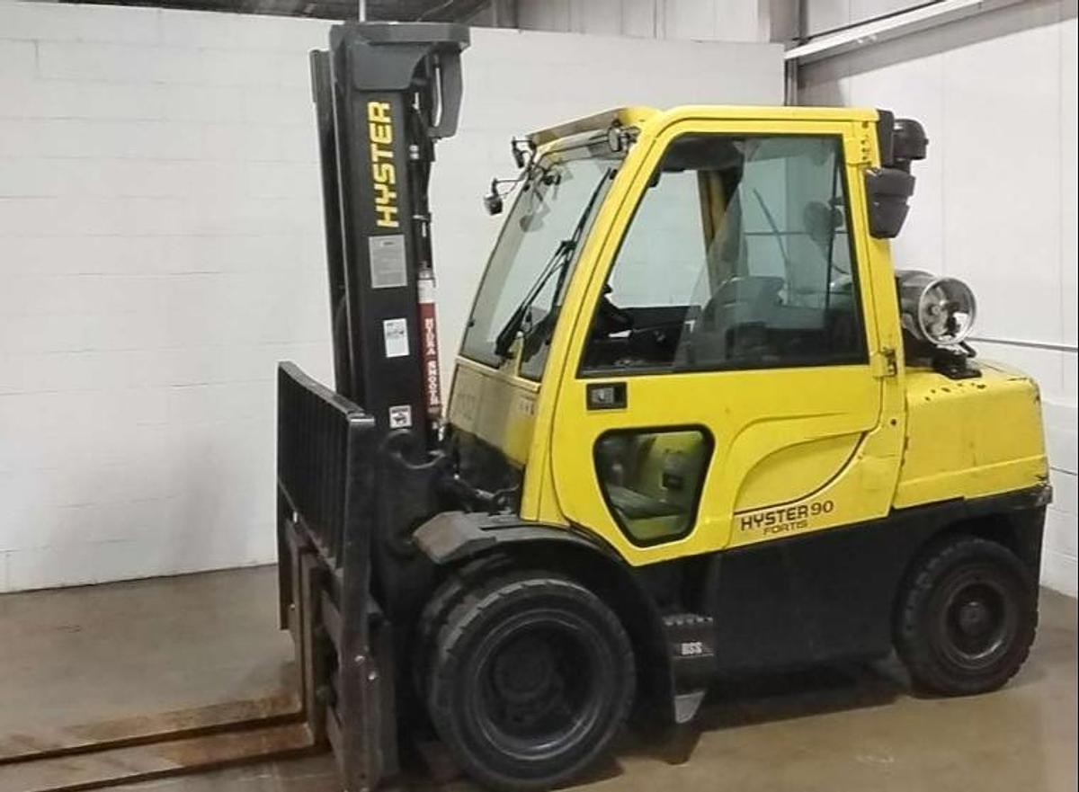 Hyster H90FT – full side profile – triple mast, fork positioner, and enclosed cab – CSA propane forklift – dual drive pneumatic tires – Brampton ON