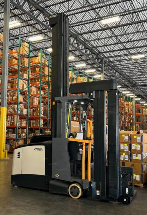 2022 Crown TSP6500-33 Turret Truck | 3,300 lb Electric Man-Up Forklift | CSA Certified Brampton