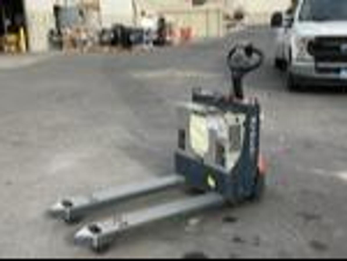 Toyota 8HBW23 – front angle view – tapered 27×45 forks and compact chassis – CSA-certified electric walkie – Brampton ON