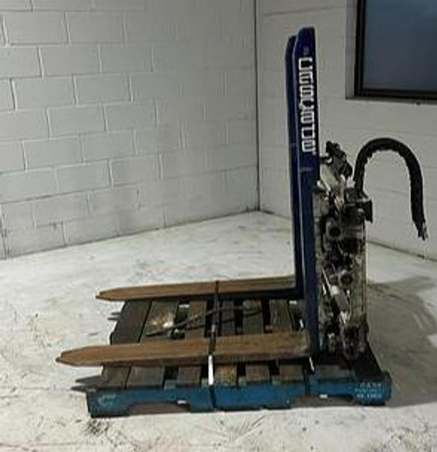 Cascade 25G‑FDS‑1251 double pallet handler with 5,600 lb capacity, Class III mounting, and 42‑inch forks — refurbished attachment at Premier Lift Equipment Brampton