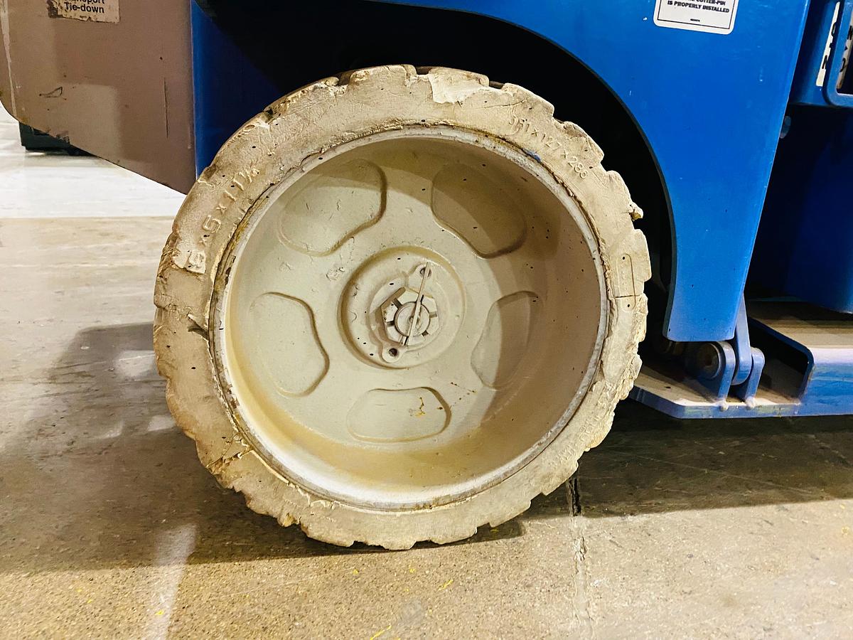 Non-marking slab tire view showing tread and indoor spec