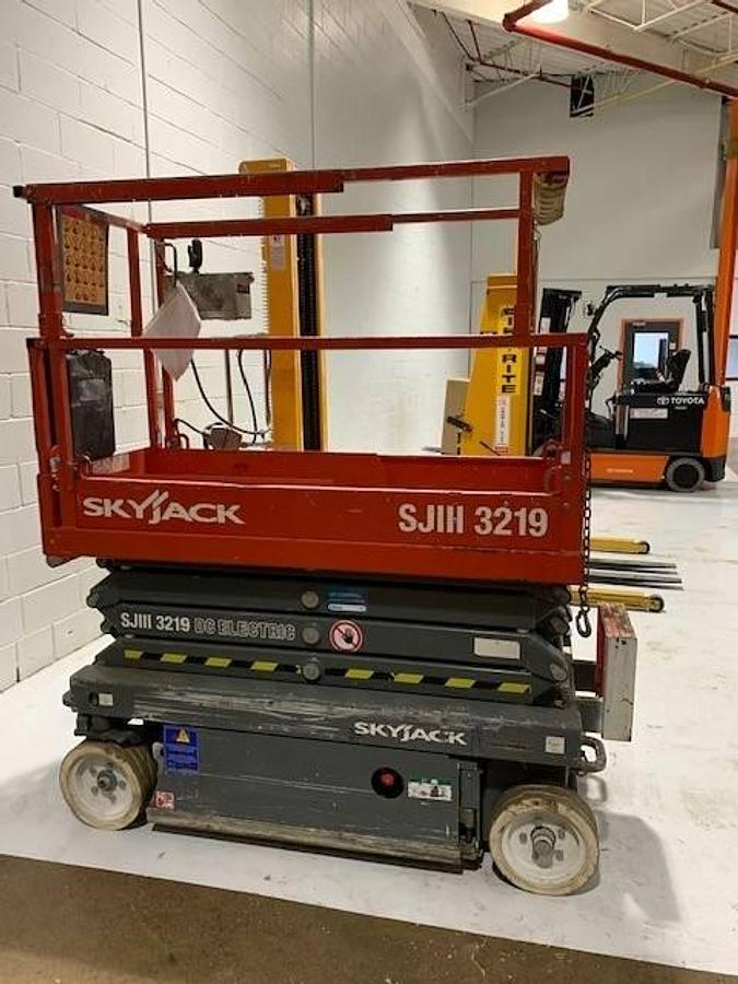CSA-Certified 2014 Skyjack SJIII 3219 Electric Scissor Lift – 25’ Working Height | Narrow-Aisle Platform | Indoor Facility Use | Brampton ON