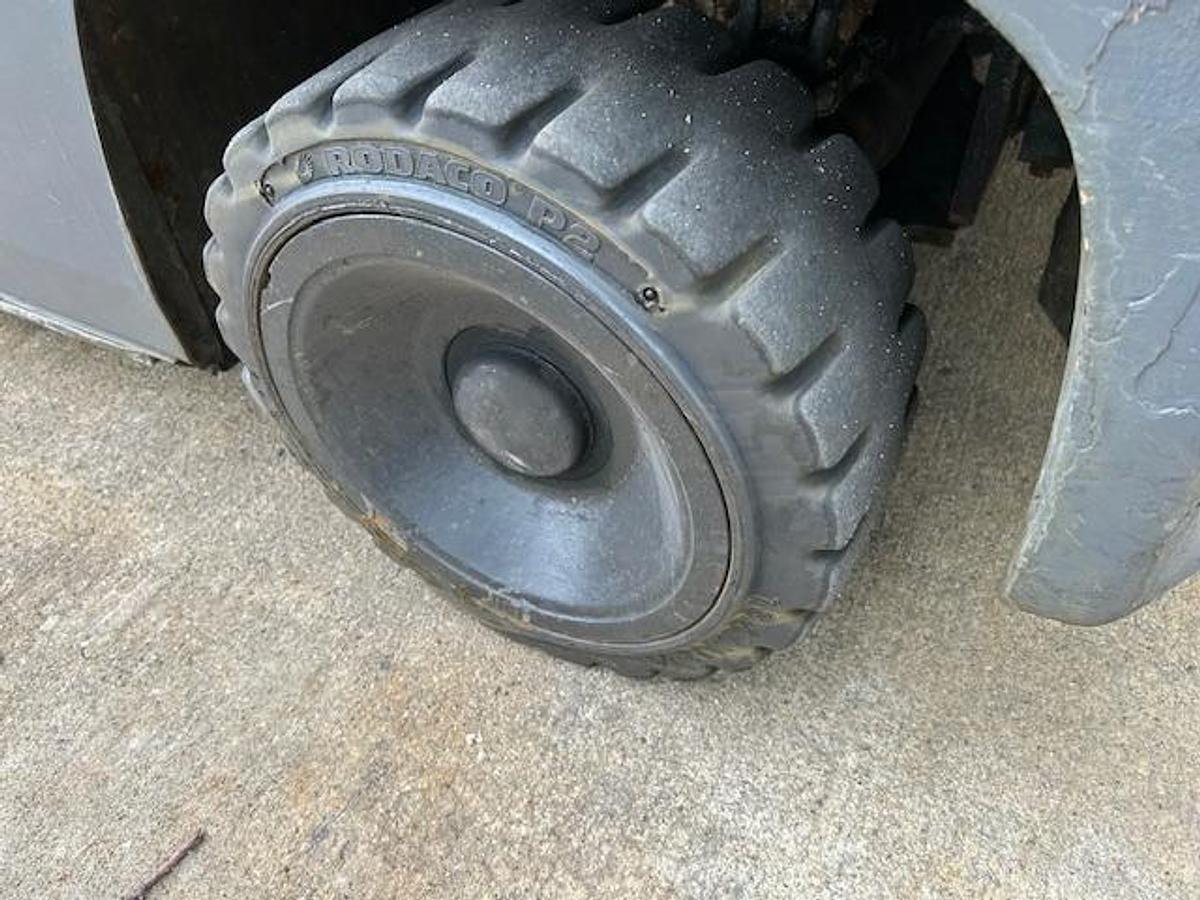 Rear traction steer tire of Toyota 7FBCU45 forklift – solid cushion tire with CSA tag and non-marking tread – Premier Lift Equipment Brampton ON