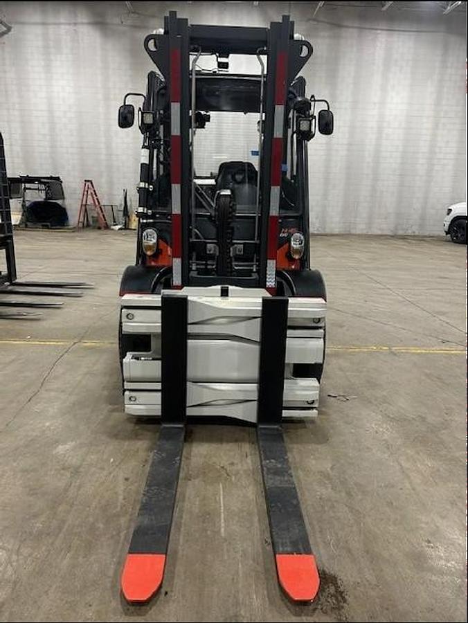 Front view of Linde H45D forklift – Cascade 70D-CFR-22B rotating clamp attached, 98/123” upright, CSA-ready diesel chassis – Premier Lift Equipment Brampton ON