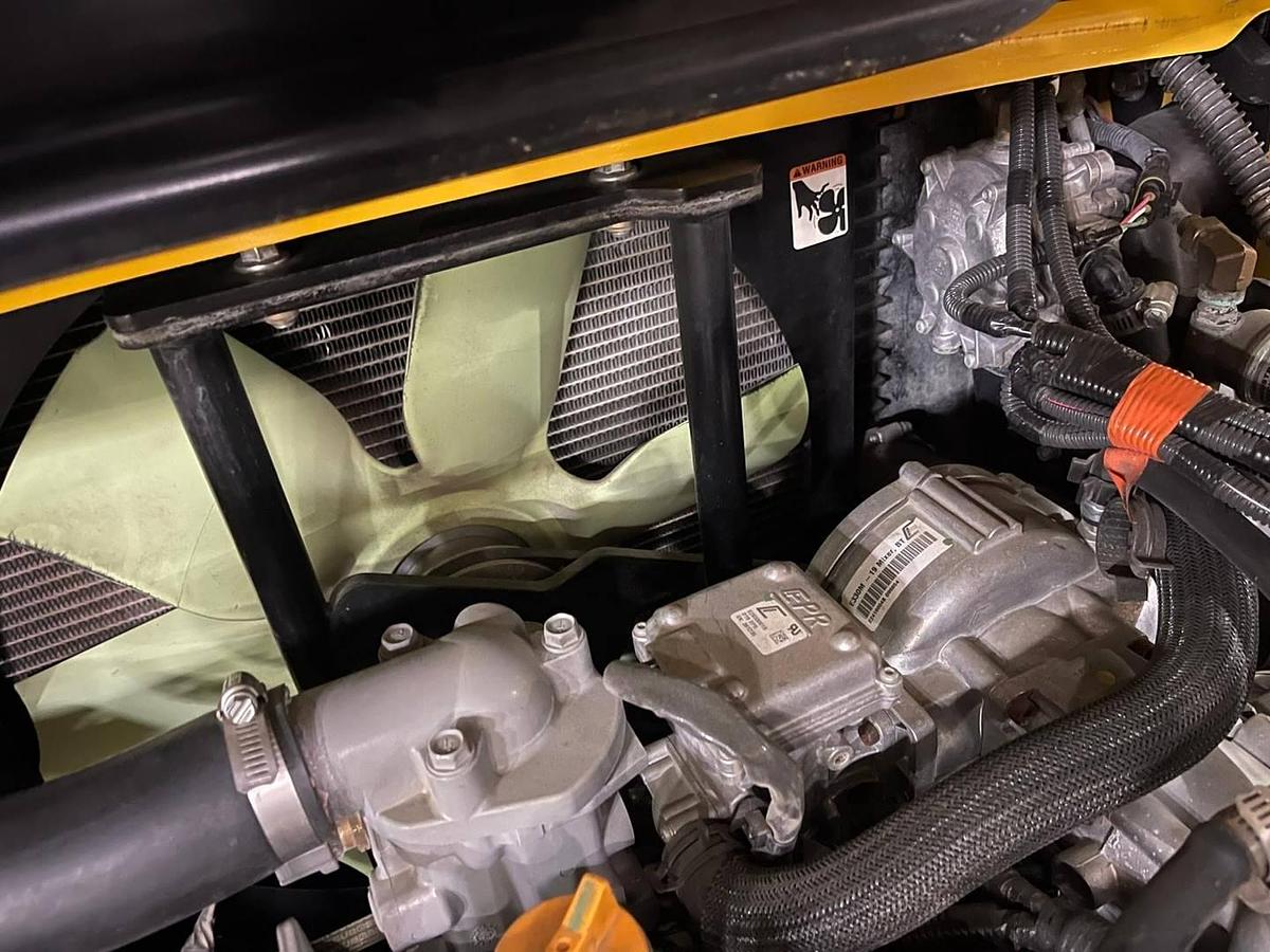 Hyster S120FTPRS – internal propane system – engine compartment view – LPG regulator, vaporizer, and hose routing – PSI 4.3L V6 – CSA-certified propane forklift – Brampton ON