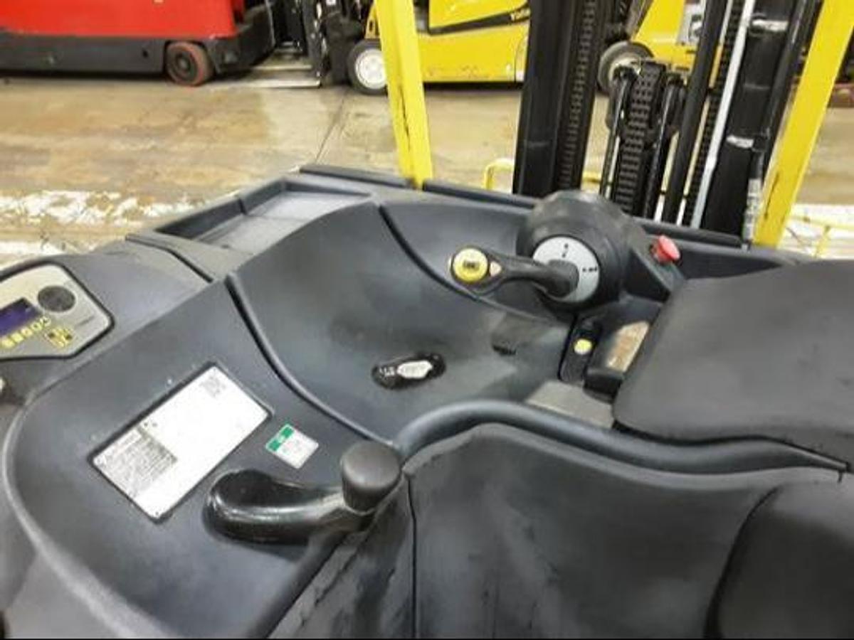 Operator controls of Hyster E30HSD3-16 forklift – ergonomic tiller handle, digital display, and stand-up compartment with CSA safety features – Premier Lift Equipment Brampton ON