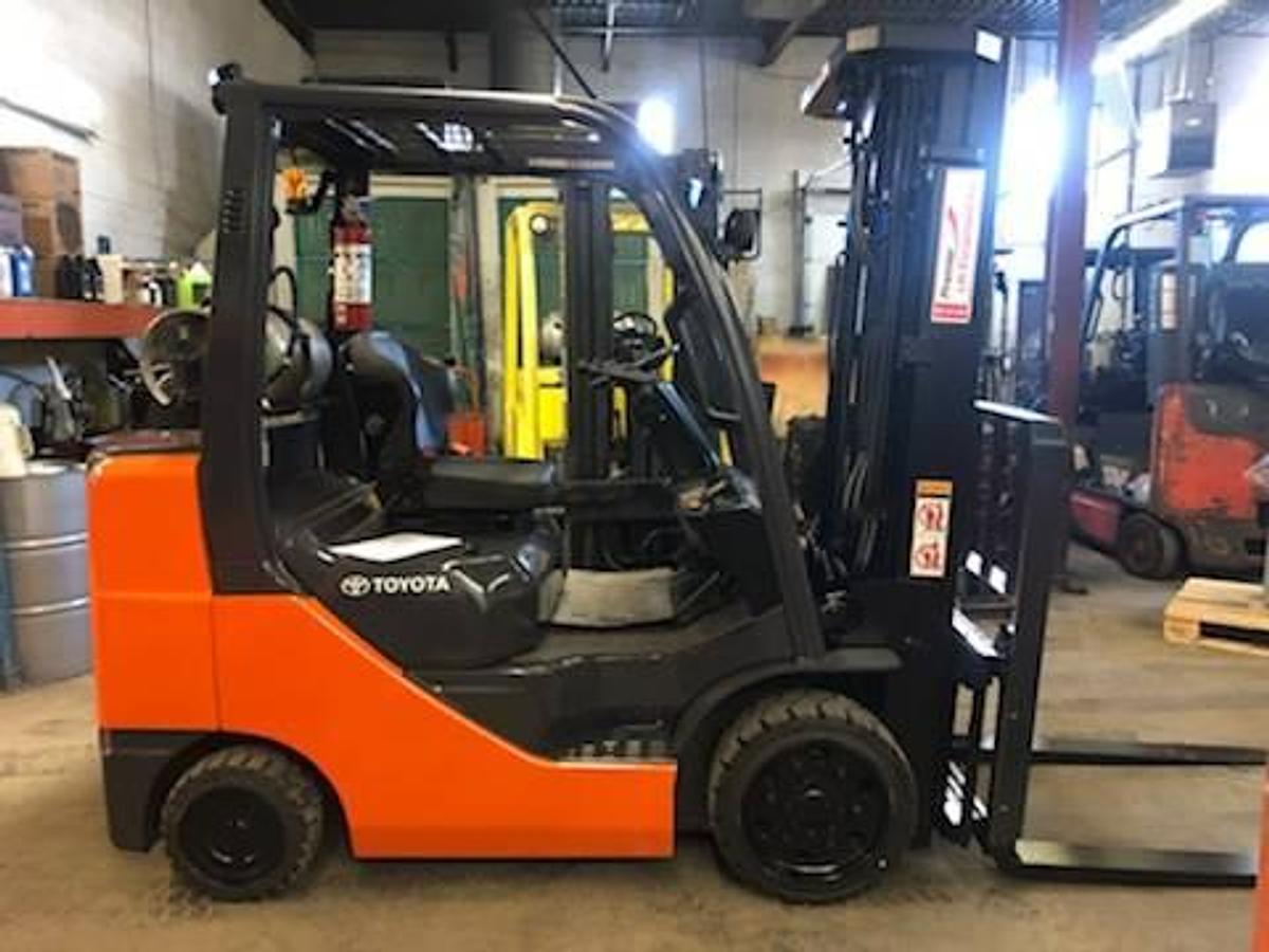 Side view of 2019 Toyota 8FGCU32 propane forklift – CSA-certified 6,500 lb cushion tire chassis with 187” triple mast, integral side shift, and traction solid drive tires shown reconditioned with optional propane tank mounted but not included in sale, clamp-ready and safety-tagged in Brampton ON – Premier Lift Equipment