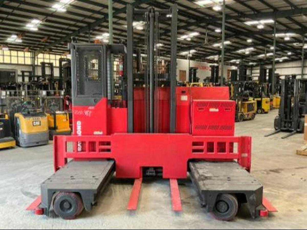 Raymond 930-SL60TN CSA sideloader front view Brampton 6000 lb 193” mast auxiliary carriage 46” forks electric long load forklift export-ready chassis