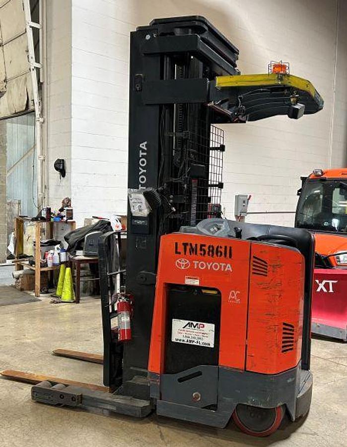 2020 Toyota 9BRU18 reach truck – side view with 107/240 triple mast