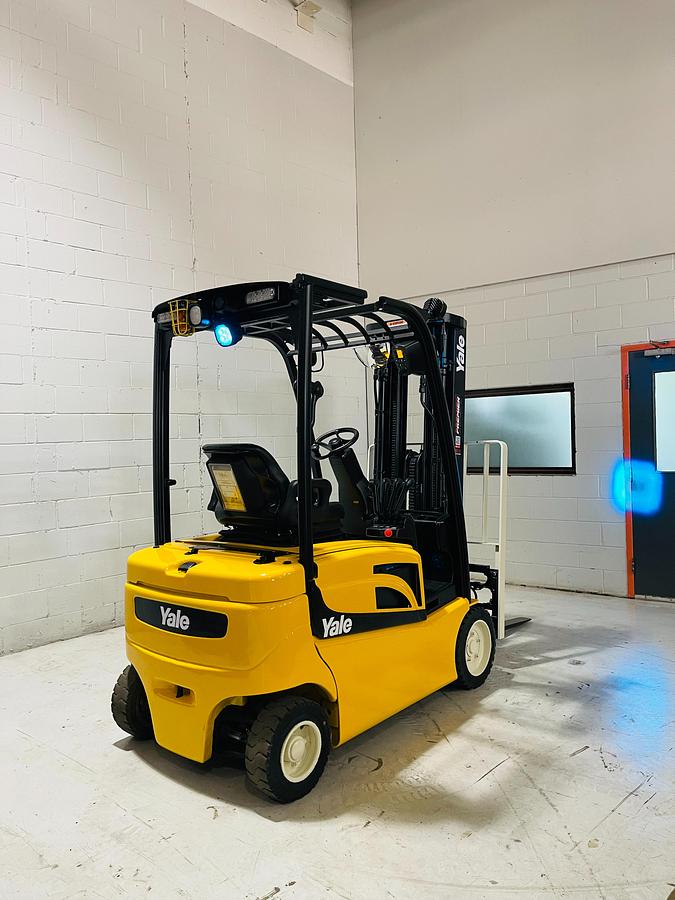 Yale ERP040VFN – alternate rear angle – counterweight, rear tires, and CSA decal cluster – electric forklift – Brampton ON