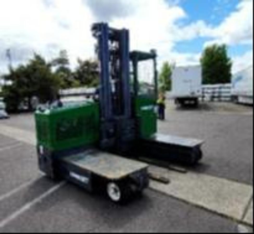 Combilift C4000GST – front angle view – triple mast, adjustable carriage, side shift – propane forklift for long-load handling – Brampton ON