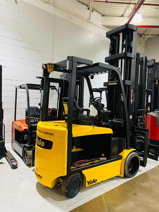 Angled back side view of Yale ERC065VG turret lift truck showing rear chassis, cushion tires, and CSA-certified frame – unit staged in Brampton ON
