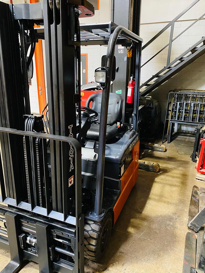 Toyota 8FBE15U – angled mast view with load backrest – triple-stage lift and fork carriage – CSA certified electric forklift – Brampton ON