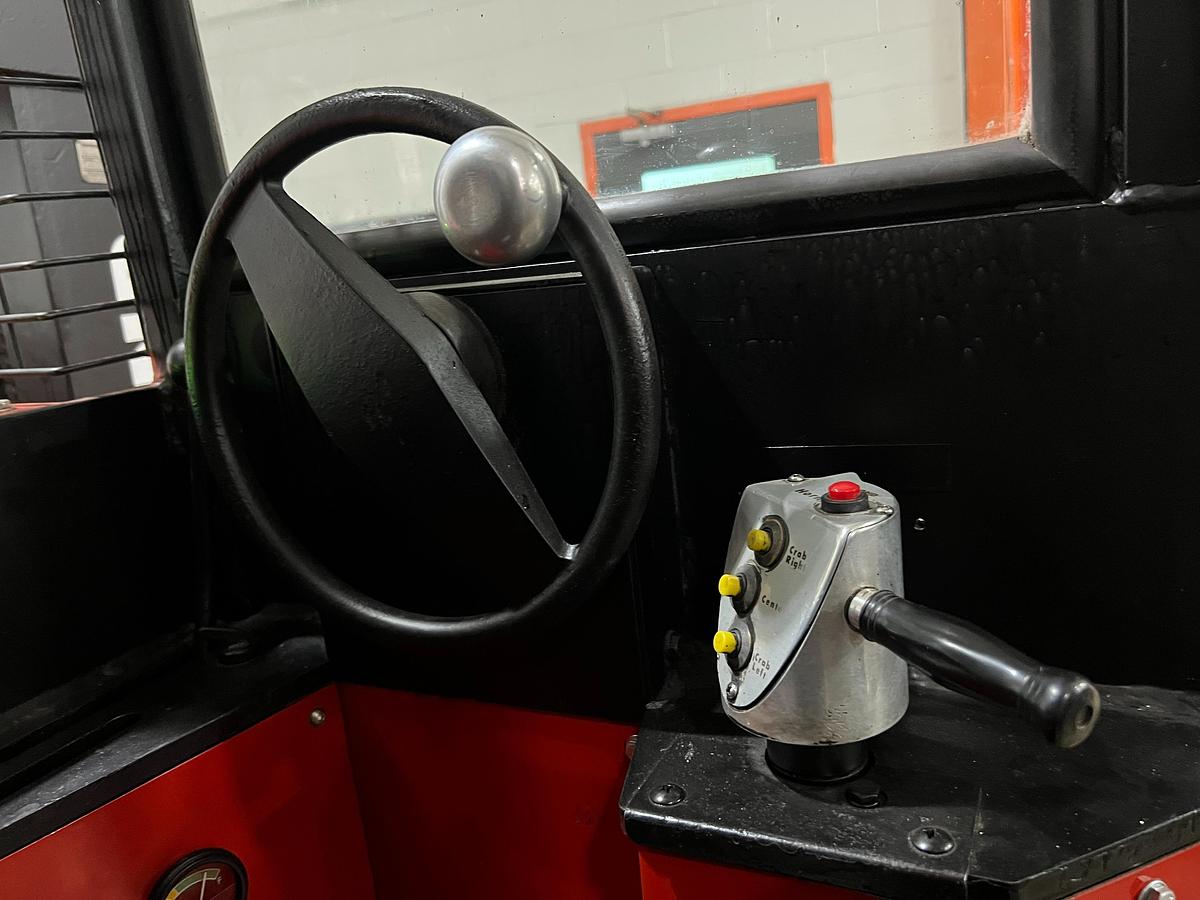 Raymond SL60TN – steering console close-up – directional controls, throttle, and LED indicators – CSA/MOL certified sideloader – Brampton ON