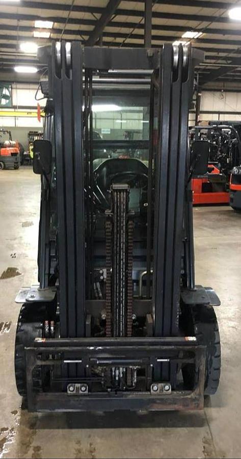 Toyota 8FGU25 – mast face-on view – triple-stage mast, side shift carriage, and 42” forks – CSA-certified propane forklift – Brampton ON