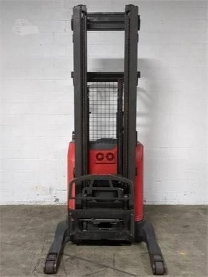 Front mast view showing 3-stage mast and reach carriage